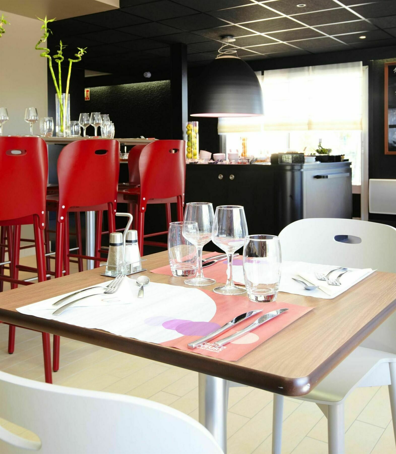 Kyriad Direct Marseille Ouest - مارتيج المطعم الصورة